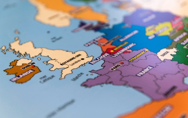 Mapas que sinalizam o Reino Unido já fora da União Europeia são impressos na editora Aedis, em Lempdes, na quinta-feira (28) — Foto: Thierry Zoccolan / AFP