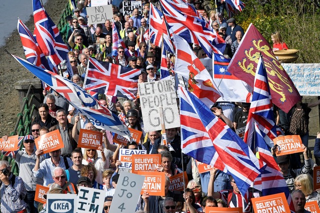 Manifestantes pró Brexit se reúnem em Londres nesta sexta-feira (29) — Foto: Toby Melville/Reuters