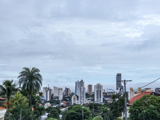 Segunda-feira nublada em Campo Grande; vista do Bairro Intanhangá (Foto: Henrique Kawaminami)