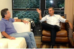 Governador reunido com o prefeito de Dourados, Murilo Zauith, para falar sobre abertura de hospitais (Foto: Divulgação)