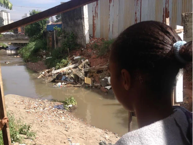 Filha observa córrego onde a mãe caiu na tarde de quarta-feira