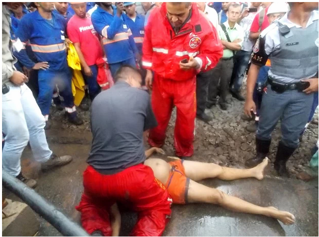 Paramédicos tentaram reanimar grávida com massagem cardíaca após ela ter sido retirada do córrego (Foto: Alexandre Serpa/Futura Press