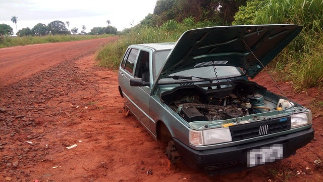 O veículo estava abandonado, sem os pneus e algumas peças e acessórios. Foto: Rádio Caçula