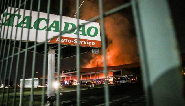 Incêndio de grandes proporções no Atacadão em Campo Grande (Foto: Henrique Arakaki)