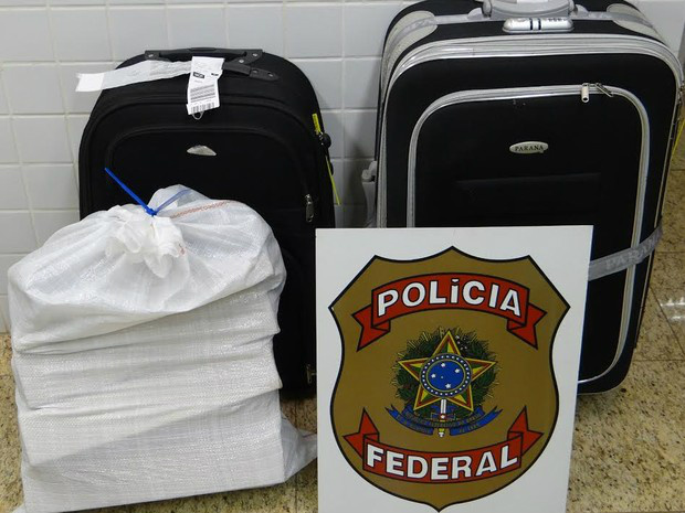 Maconha apreendida no aeroporto estava em duas malas (Foto: Divulgação/ PF)