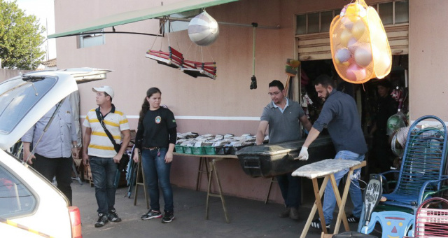 Corpo do empresário é retirado do estabelecimento comercial, local do crime praticado nesta sexta-feira (Foto: Marco Miatelo)