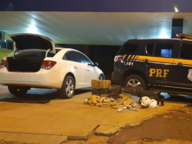 Veículo e droga recuperados pela PRF. (Foto: Divulgação)