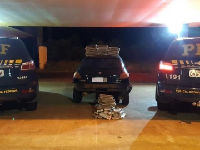 Veículo onde era transportada a droga. (Foto: Divulgação/PRF)