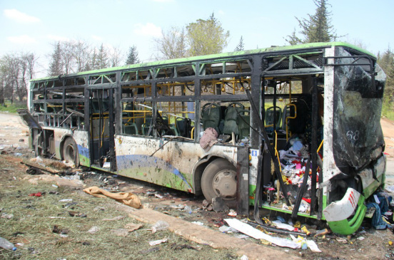 Os ônibus que carregavam sírios evacuados das zonas de conflitos ficaram destruídos (Foto: Omar haj kadour / AFP)
