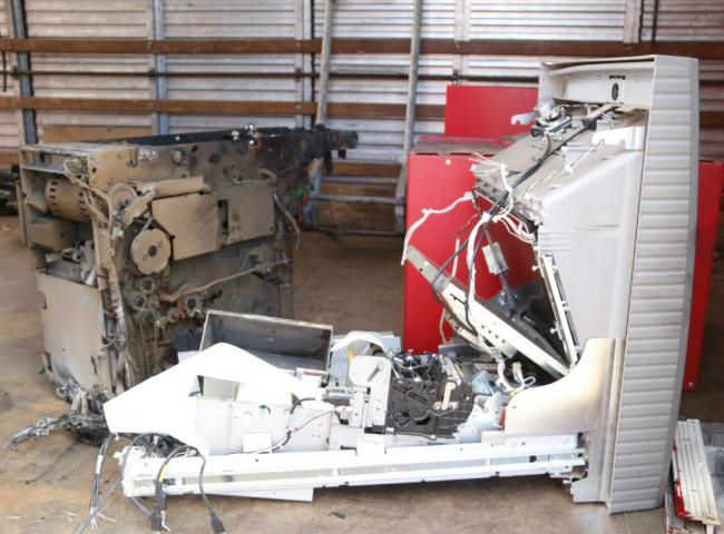 Terminal ficou danificado após o crime (Foto: Cleber Gellio)