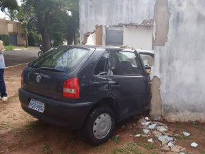 O motorista perdeu o controle e colidiu contra o muro (Foto: Filipe Prado)