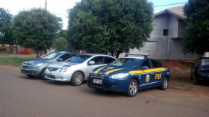 Carros foram recuperados em MS. Bandidos levariam os veículos para Campo Grande e depois para o Paraguai. (Foto: PRF/ Divulgação)