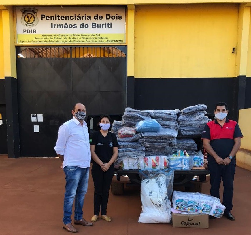 Cobertores, escovas de dentes e bermudas claras também foram doadas a internos da PDIB. - Fotos: Divulgação / Agepen