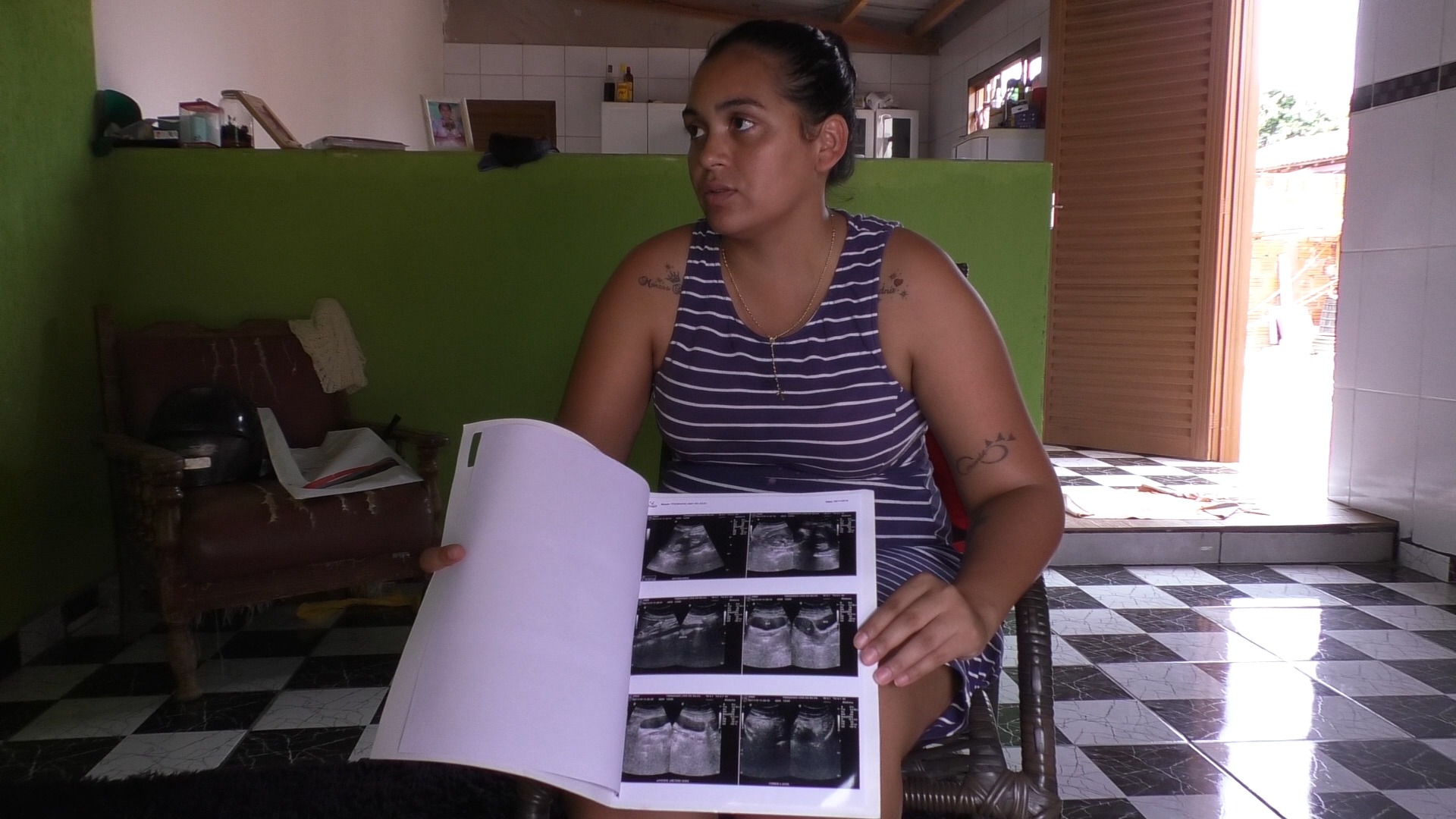Fernanda Lima da Silva, de 24 anos, mãe de quatro filhos, moradora do bairro Jd. Esperança sinta fortes e constantes dores na região abdominal há aproximadamente trinta dias. FOTO: Hugo Leal/Rádio Caçula