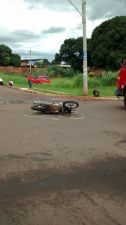 O motociclista teve escoriações pelo corpo mas passava bem.(Foto:Direto das Ruas)