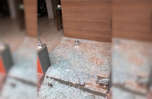 Porta da barbearia foi estourado na madrugada de segunda (10). Foto: Rádio Caçula.