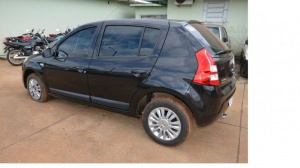 O carro foi encontrado pela polícia de Mundo Novo em uma estrada viocinal. (Foto: PM Mundo Novo/ Divulgação)