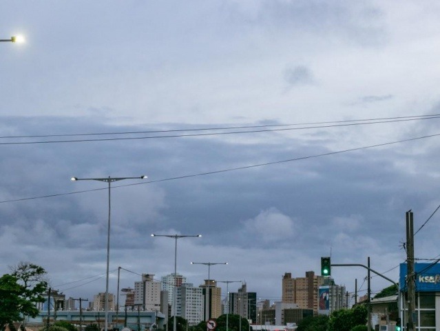 Céu bastante encoberto na região da Via Morena em Campo Grande (Foto: Henrique Kawaminami)