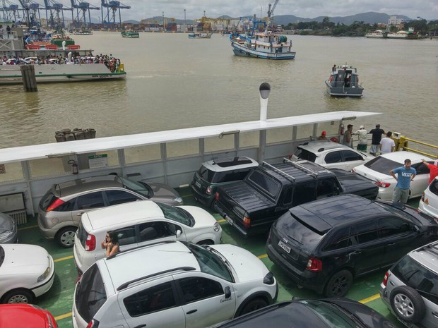 Usuários ficaram ao menos 1h parados sobre os ferrys boats (Foto: Natan Messias/RBS TV)