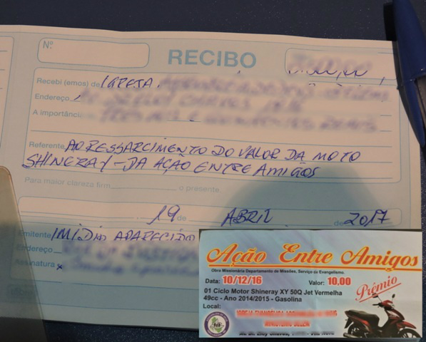 O motorista foi devidamente ressarcido e recebeu o valor da moto que ganhou no sorteio da rifa. Foto: Rádio Caçula. 