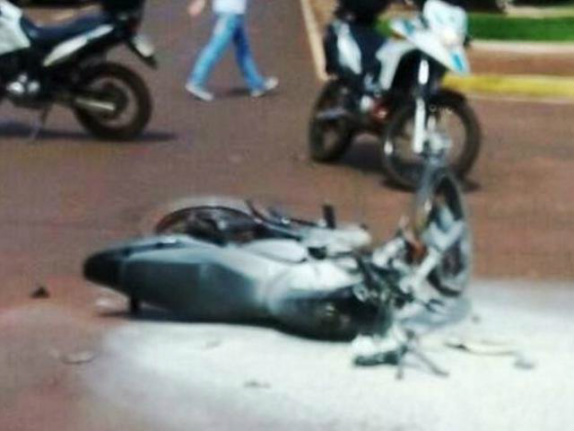 Extintores foram usados para controlar chamas em moto. (Foto: Divulgação/PM)