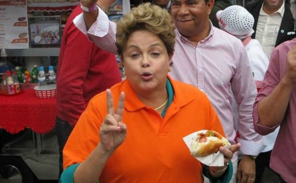 Dilma come cachorro quente em evento 