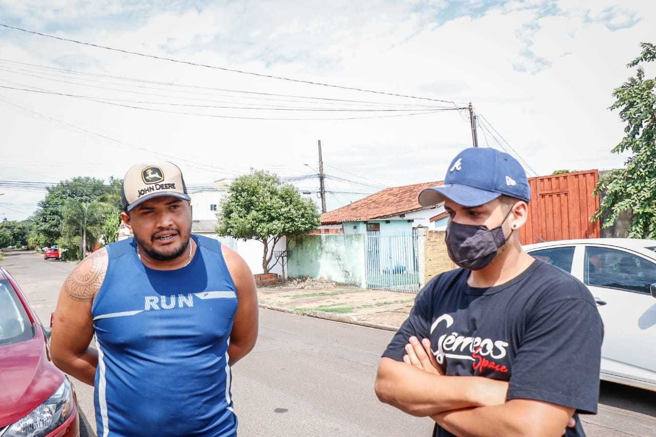 Leonardo (esq) e Carlos (dir), irmão e primo de José Eduardo, respectivamente (Foto: Henrique Kawaminami) 