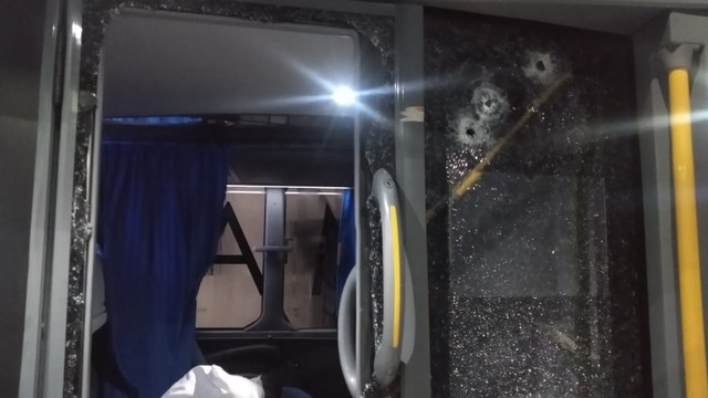 Estragos na parte interna do ônibus após troca de tiros. Foto: Arquivo pessoal.