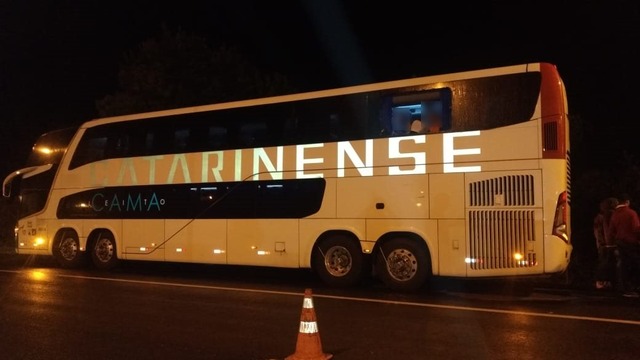 Dois homens renderam o motorista e outros dois acessaram o andar superior do veículo e iniciaram o assalto. Foto: Arquivo pessoal.