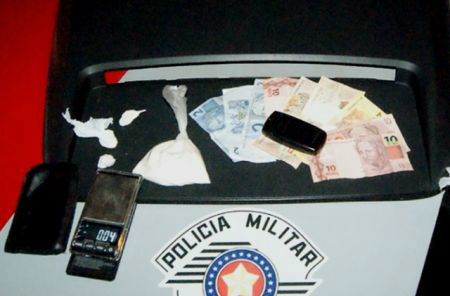 Segundo a PM, do total apreendido, 66 gramas eram de cocaína pura; dinheiro e celular também foram encontrados com os rapazes