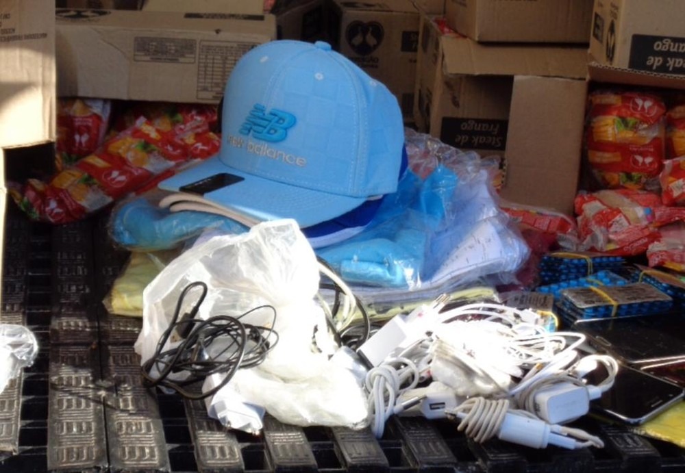 Polícia apreendeu carga ilícita dentro de caminhão com comida para presos de MS — Foto: Polícia Civil/Divulgação/Reprodução G1