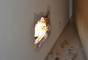 Criminosos entraram por buraco no escritório (Foto: Emerson Dantas/Jornal da Nova)