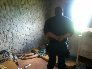 Policial militar ao lado do corpo de adolescente. (Foto: Dourados News)