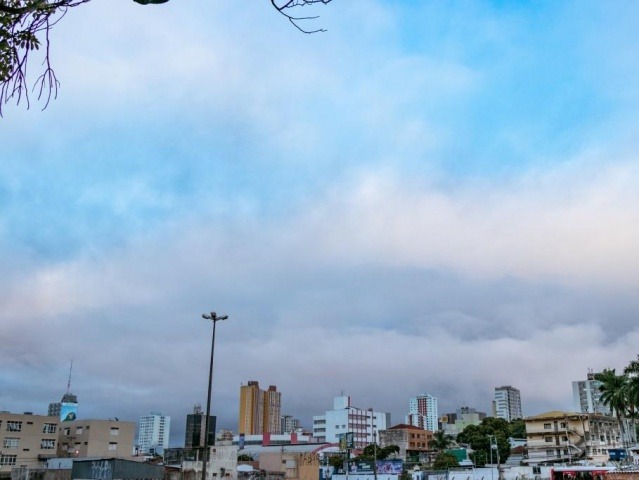 Diferente dos restante dos dias desta semana, céu mais azul na região central de Campo Grande nesta quinta-feira (Foto: Henrique Kawaminami)