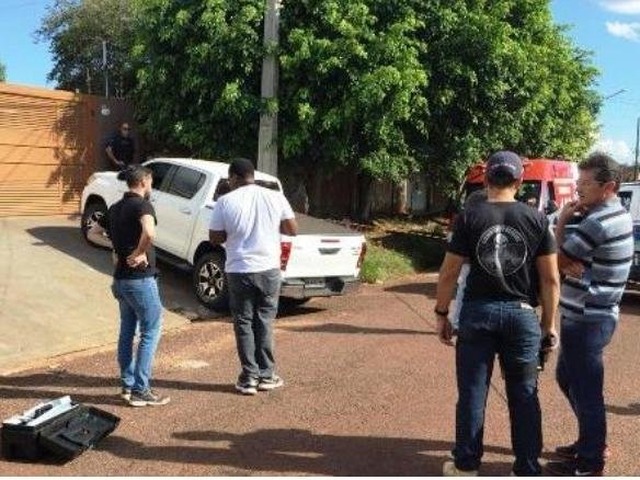 Movimentação de policiais no local onde ocorreu o crime (Foto: Porã News)