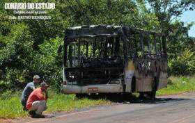Ônibus do transporte escolar ficou completamente destruído
