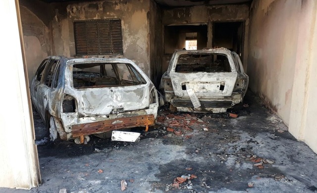 Dois carros ficaram destruídos pelas chamas dentro de garagem em Andradina (Foto: Arquivo Pessoal)