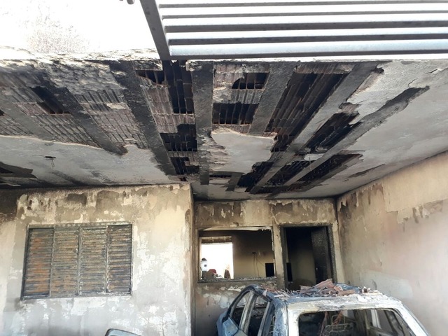 Teto da garagem também ficou destruído por causa do incêndio (Foto: Arquivo Pessoal)