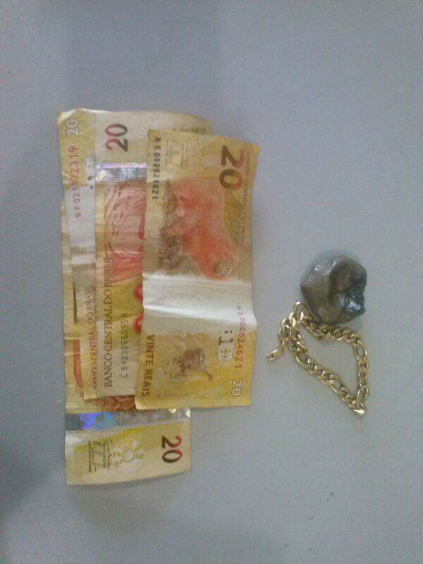 Dinheiro e trouxa de droga foi enterrado. Foto: Rádio Caçula