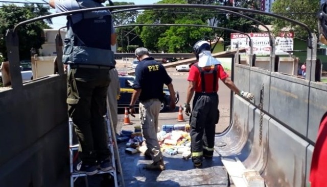 Polícia Rodoviária Federal apreendeu 130 kg de cocaína que seria levada para Curitiba (Foto: Divulgação PRF)