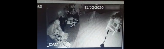 Homem é flagrado furtando caixa registradora de Casa de Carne em TL. Foto: Rádio Caçula.