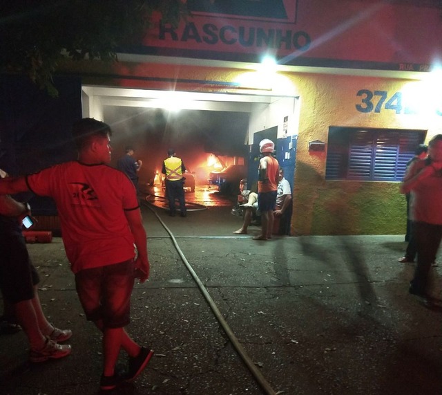 Incêndio em oficina mecânica atingiu cinco carros que estavam no pátio do estabelecimento em Ilha Solteira (SP) (Foto: Arquivo Pessoal )