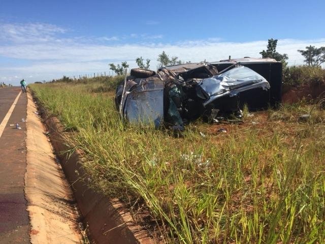 Motorista perdeu controle da direção ao passar sobre valeta às margens da rodovia (Foto: Bruna Kaspary)