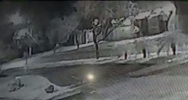 Após o furto, o ladrão foge do local em uma bicicleta. Foto: Rádio Caçula.