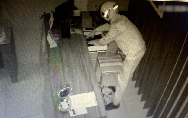 O circuito interno de segurança da loja flagrou o momento em que o ladrão furta a caixa registradora. Foto: Rádio Caçula.