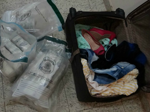 Tabletes de maconha estavam na mala da estudante (Foto: PF/ Divulgação)