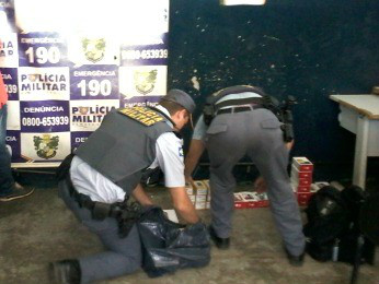 Policiais retiram celulares de sacos de lixo(Foto: Leandro Agostini/ Arquivo pessoal)