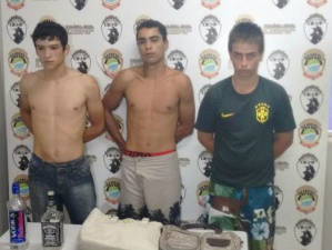 Os suspeitos foram acusados de roubar e depois gastar o dinheiro com bebidas e festa (Foto: Filipe Prado)