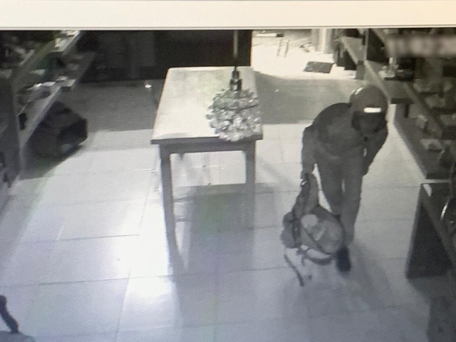 O ladrão utilizou uma mochila para guardar os objetos furtados. Foto: Rádio Caçula.