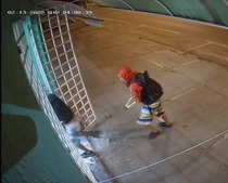 Após estilhaçarem a porta de vidro com o auxílio de um alicate, os ladrões entram na loja e furtam as armas. Foto: Rádio Caçula.